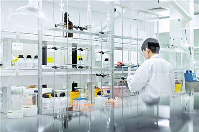 　　图为华润江中科研中心实验室内，科研人员正在分离纯化药材中的有效成分。 资料照片