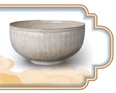 北宋定窑白釉刻花鱼纹碗，内壁饰水波纹与鱼藻纹，外壁饰莲瓣纹。山东博物馆供图