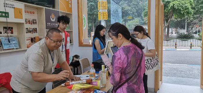 天府街道光芒粮仓（天府社区食物银行）里志愿者用积分兑换食品 受捐单位供图