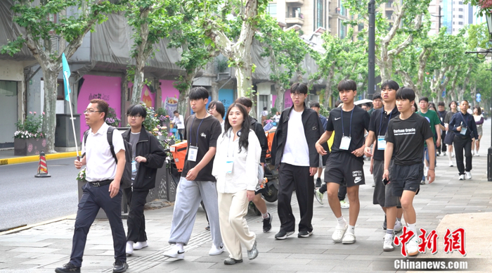 街头的韩国游客 杨海燕 摄