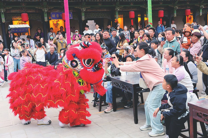 乔家大院景区推出的互动表演备受游客青睐。 记者 栗美霞 摄