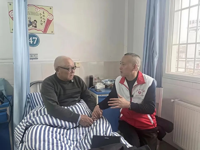 陈加清（左）在接受白内障手术后重见光明。