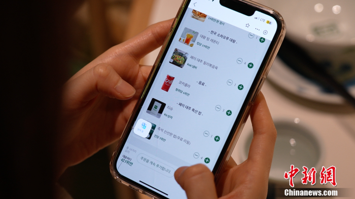 韩国旅客正在店内点餐 狄权 摄