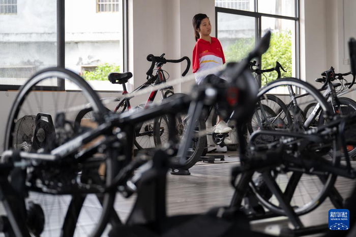 　　5月12日，刘三华在湖北随州进行骑行训练。新华社记者 杜子璇 摄