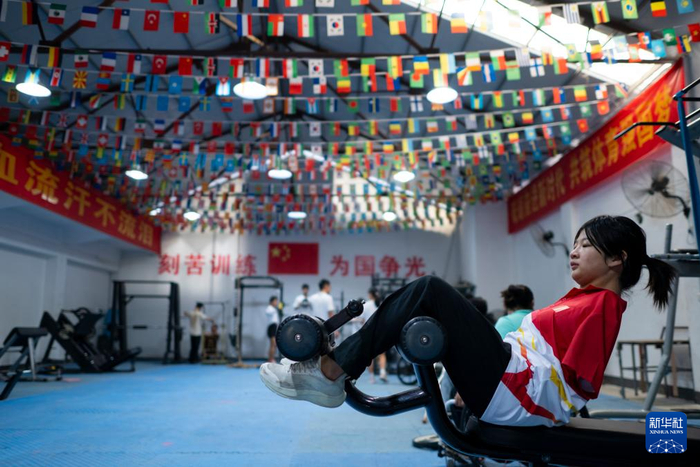 　　5月11日，刘三华（右）在湖北随州进行力量训练。新华社记者 伍志尊 摄