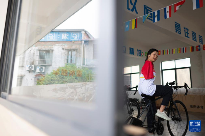 　　5月12日，刘三华在湖北随州进行骑行训练。新华社记者 伍志尊 摄