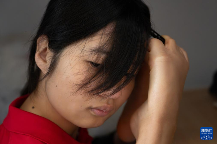 　　5月12日，刘三华在湖北随州的宿舍用发卡别头发。新华社记者 杜子璇 摄