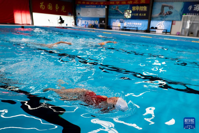 　　5月12日，刘三华（前）在湖北随州进行游泳训练。新华社记者 伍志尊 摄