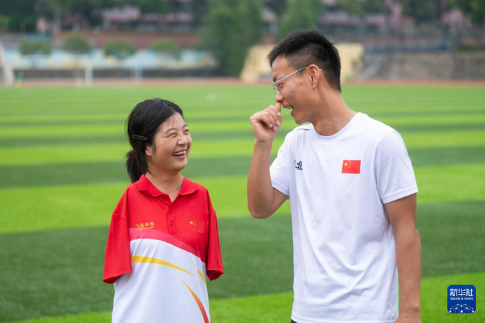 　　5月12日，在湖北随州，刘三华（左）在训练间隙与教练李旭阳交流。新华社记者 伍志尊 摄
