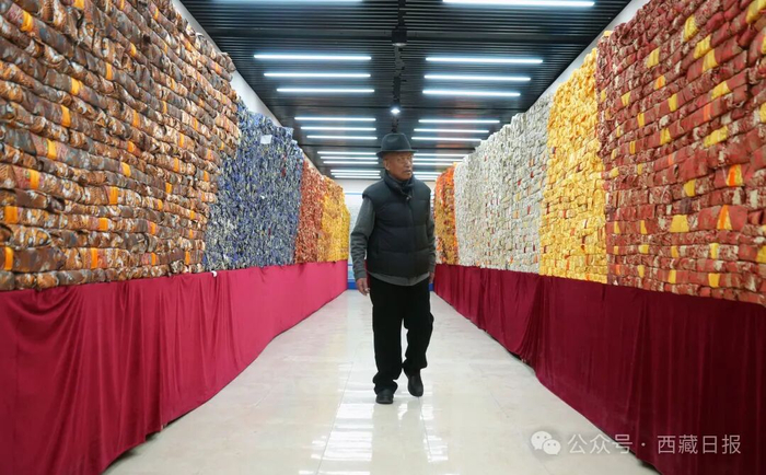 图为5月15日，国医大师旺堆在藏医药天文历算博物馆查看藏文典籍。