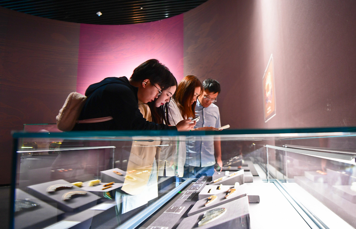 图为观众参观“金玉华光 多彩中华”展。记者 吴勇 摄