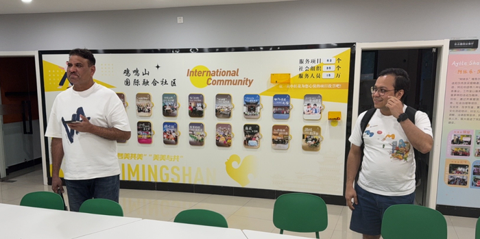 来鸡鸣山社区服务中心上汉语课的两位外国友人