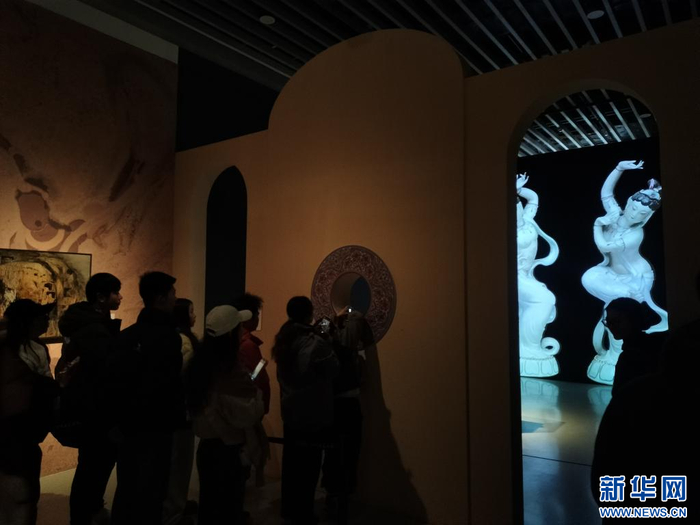 图为“釉色里的敦煌”展，等待打卡拍照的观众。受访者供图
