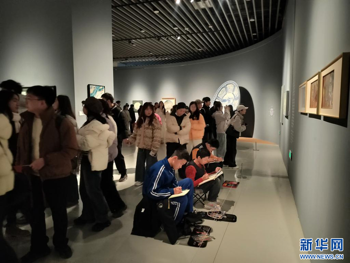 流失海外的敦煌壁画瓷上临摹作品前，常有盘坐的学生。受访者供图