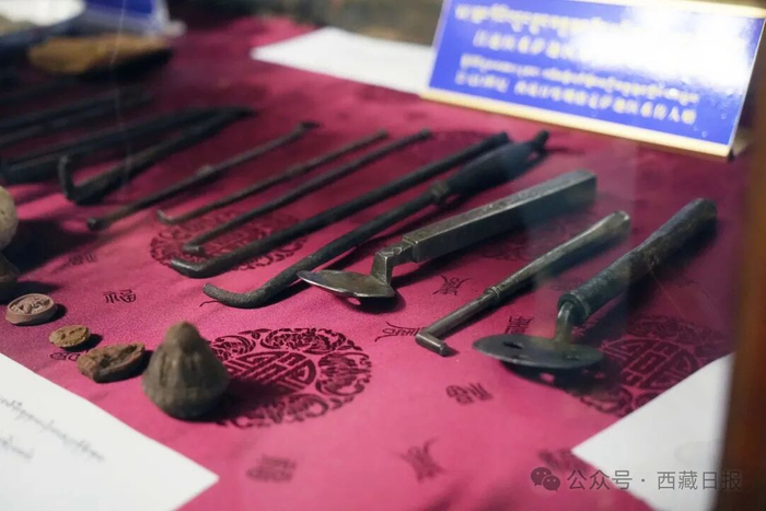 图为藏医药天文历算博物馆内收藏的昌迪医系萨迦医都外科治疗器械。