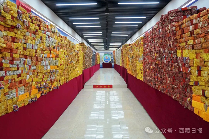 图为国医大师旺堆用24年时间收集的2.7万余册藏文典籍，整齐码放在藏医药天文历算博物馆连廊。