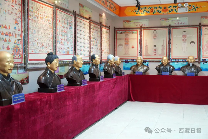 图为藏医药天文历算博物馆内展示的近现代著名藏医仿真人半身鎏金铜像，由旺堆通过影像、照片、史料等主导制作完成。