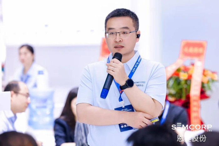 图为恩捷股份全球研究院副院长李正林介绍产品