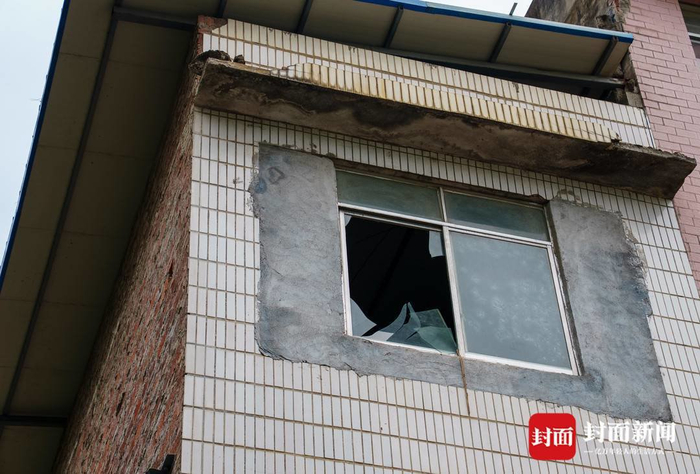 5月18日，柳州柳南区太阳村镇，地震后受损的房屋。