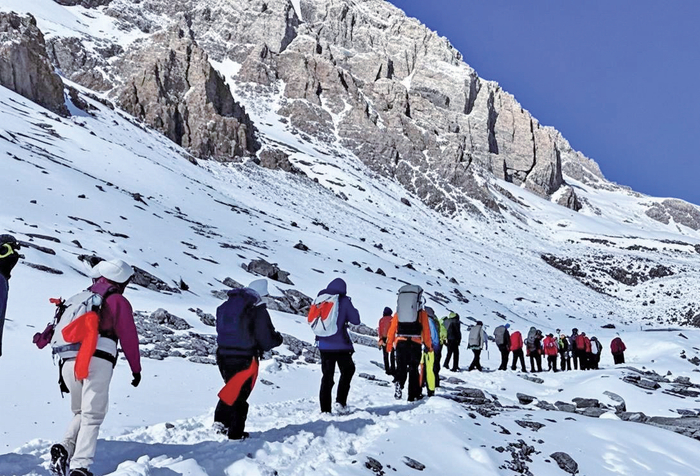 各地游客攀登岗什卡雪峰。资料图