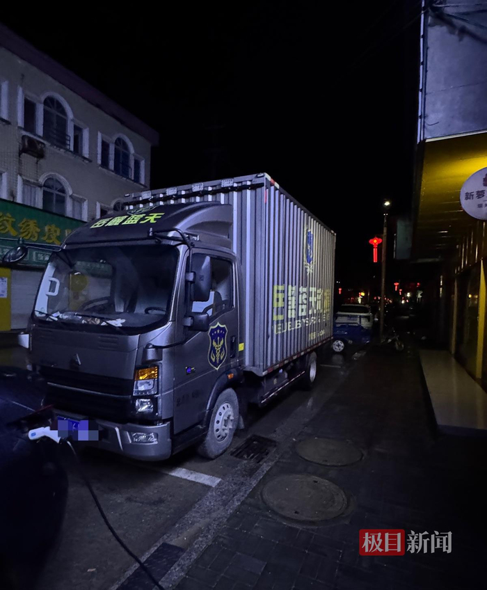 　所街乡路边停放蓝天救援队车辆（极目新闻记者现场拍摄）