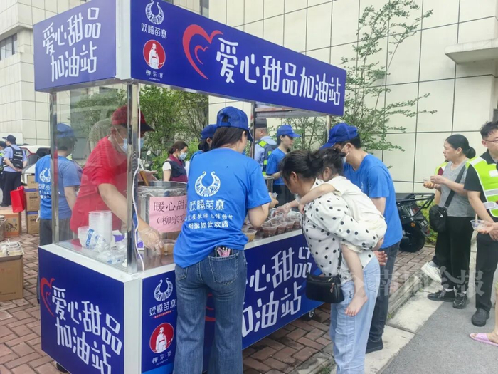 爱心餐馆送来解暑甜品。今报记者黄真真 摄