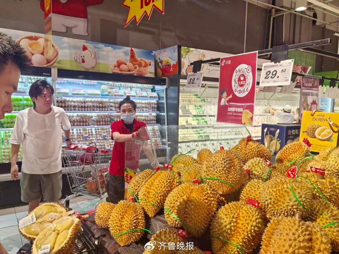 超市内，不少顾客驻足挑选（记者摄）