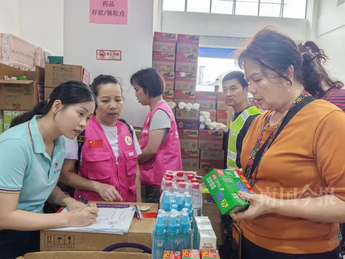 灾民领取救灾物资。今报记者黄真真 摄