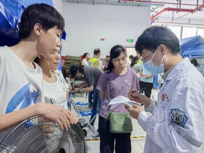 医护人员在安置点走访。今报记者黄真真 摄