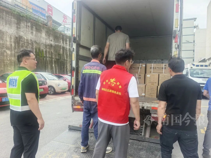 不断有爱心物资送到。今报记者黄真真 摄