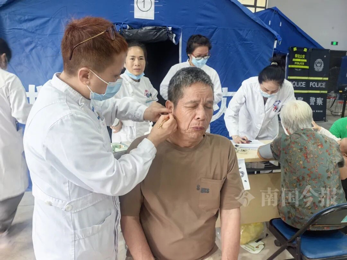 现场便民医疗服务。今报记者黄真真 摄