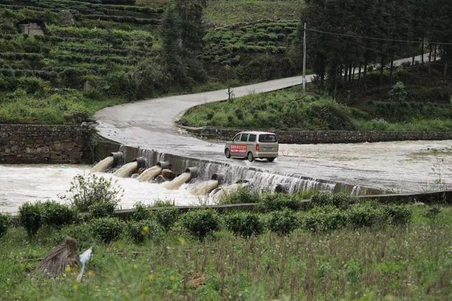 翻山涉水走乡路，快递进村暖民心。拼多多“免费送货入村”项目打通下乡最后一公里，让网购服务直达深山村落。（胡弘彪|摄）