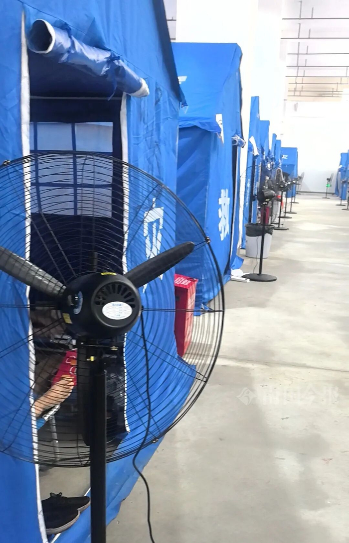 由于天气炎热，安置点的每个帐篷，都配了大功率风扇。今报记者黄真真 摄