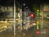 湖南常德石门县降雨突破历史极值，记者实探受灾较重的所街乡：路面残留淤泥，救援队深夜仍在转移群众