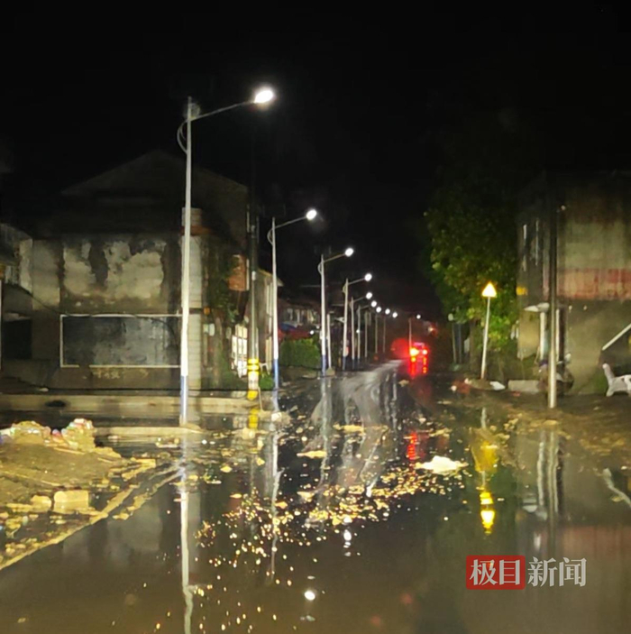 麻纳口村地面仍残留淤泥（极目新闻记者现场拍摄）