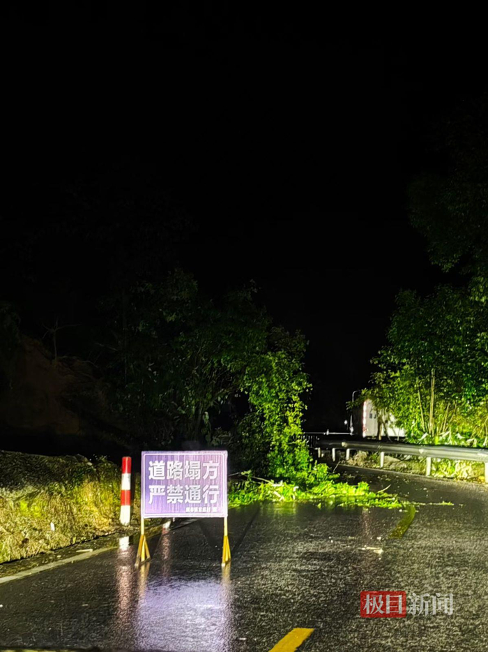 前往所街乡沿途部分区域设有“道路塌方”警示牌（极目新闻记者现场拍摄）