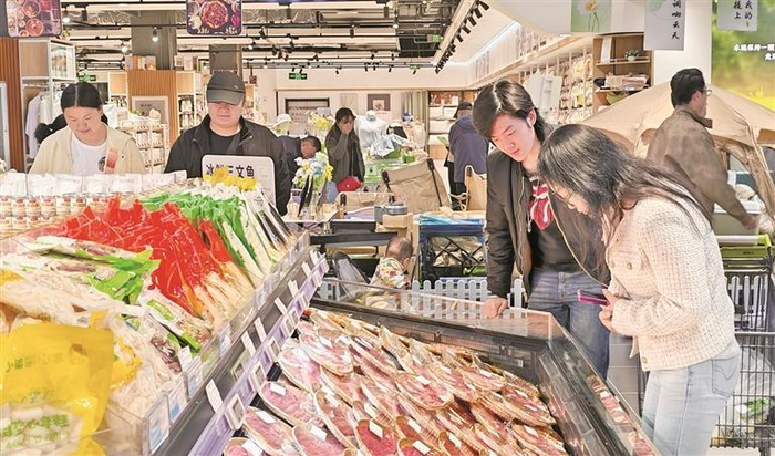 消费者购买生鲜类产品。本报记者 谭梅 摄
