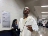 西决来了！NBA官方晒亚历山大入场：蛤蟆镜+小挎兜 步伐相当自信