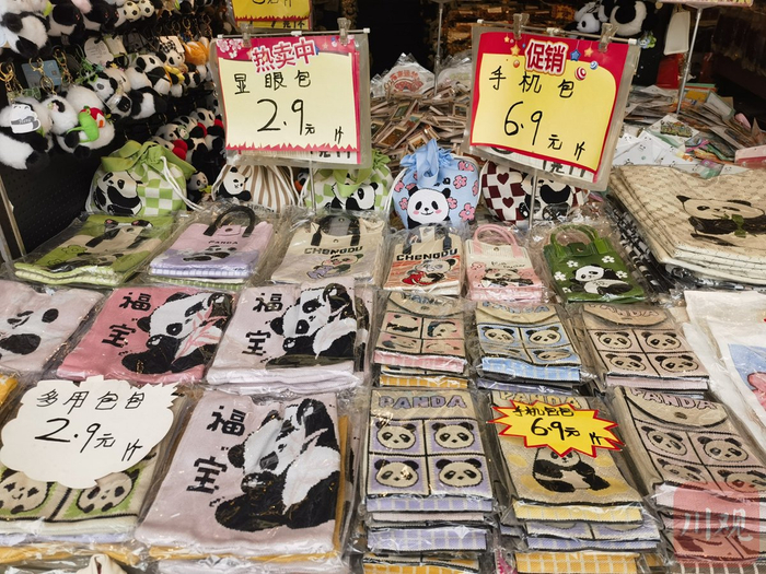 各种熊猫元素的纪念品，几元钱就能买到