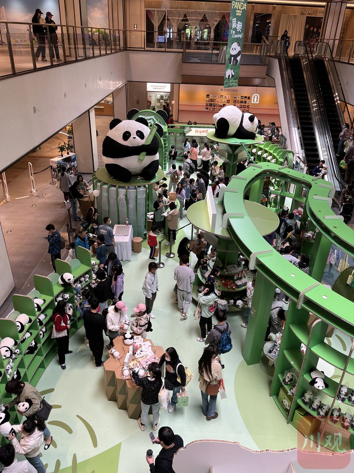 “RUARUA PANDA”巡展活动现场，熊猫消费新场景吸引不少人。（受访者供图）