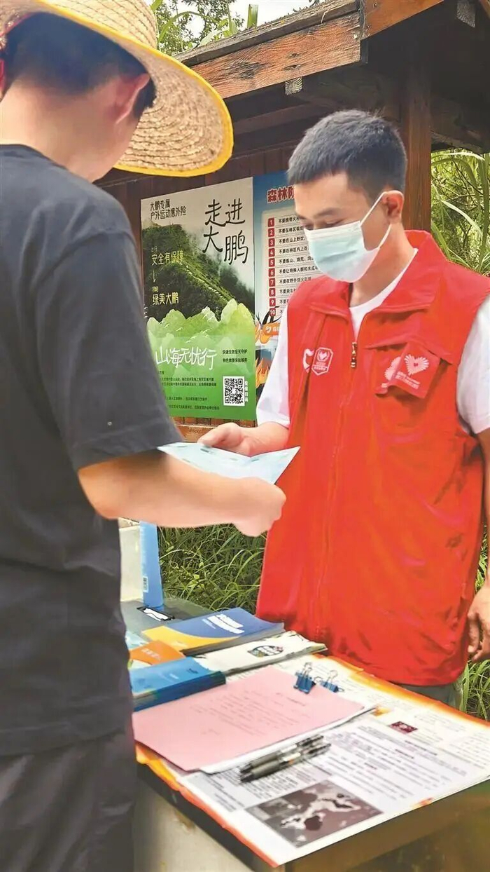 刘先生在登山口做公益服务。图/深圳发布