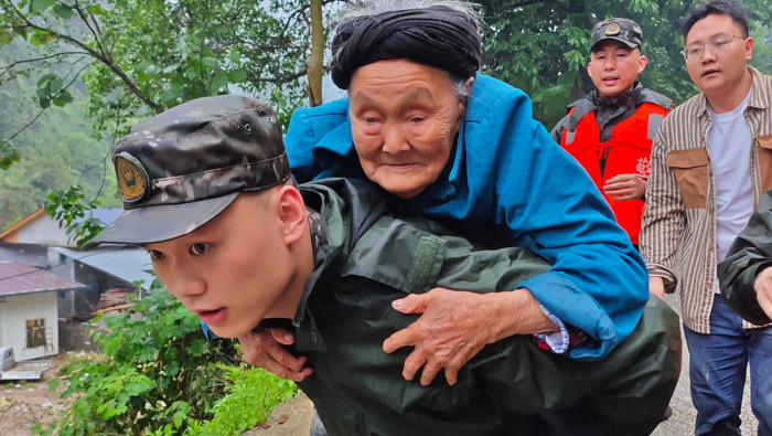 ▲5月18日，武警湖北总队恩施支队官兵驰援&nbsp;图据视觉中国