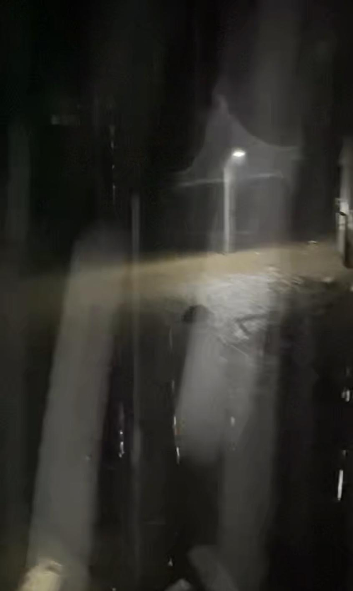 ▲18日凌晨的暴雨情况&nbsp;受访者视频截图