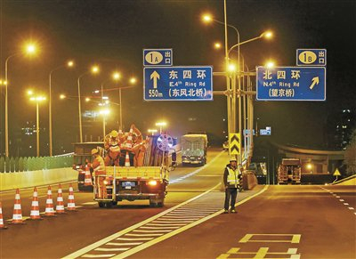四元立交桥系桥面铺装翻建工程将施工时间集中在4个周末分阶段推进