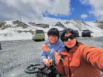 　　魏浩宇（左）登山途中与同伴合影。　　魏浩宇供图