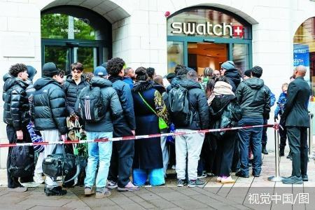 16日，瑞士日内瓦，顾客排队购买斯沃琪与爱彼推出的新款Royal Pop手表。