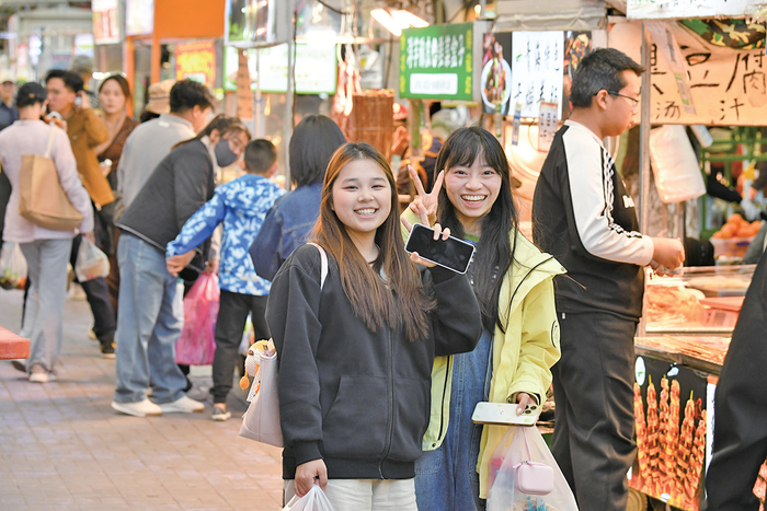 游客打卡西宁市饮马街夜市。邓建青 摄