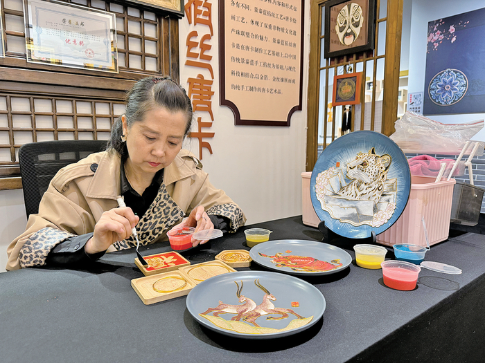 非遗代表性传承人制作掐丝唐卡。资料图