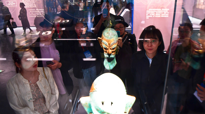图为观众参观“金玉华光 多彩中华”展。记者 吴勇 摄