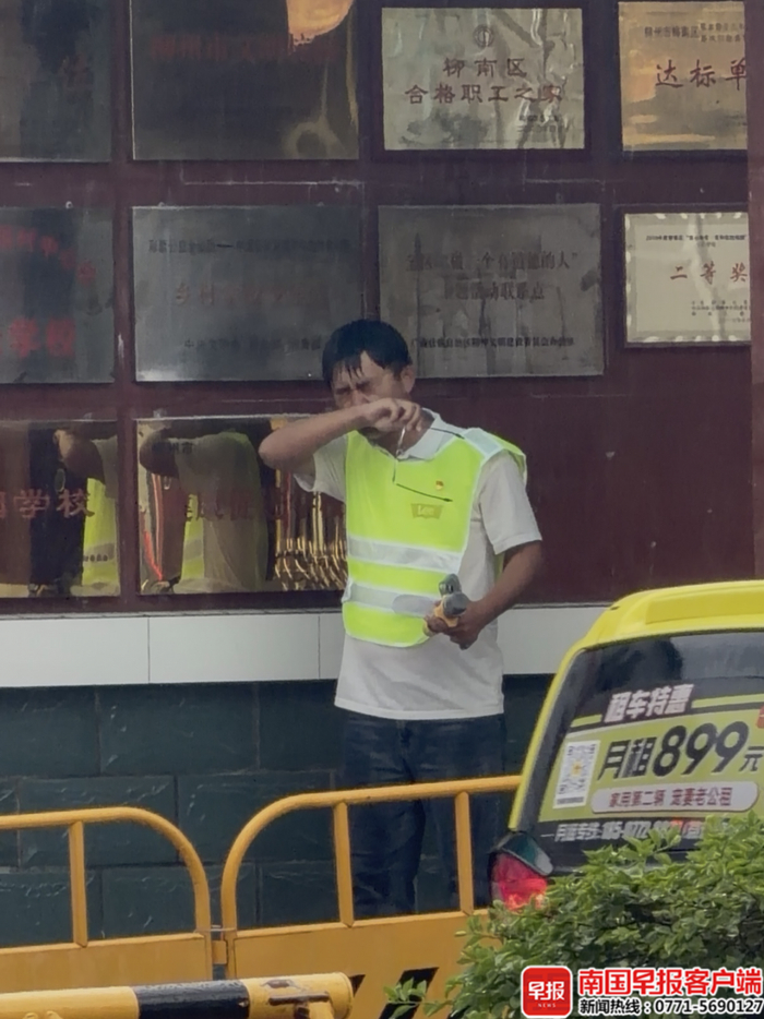 ▲任永健驻足门卫室休整时擦下脸上雨水。